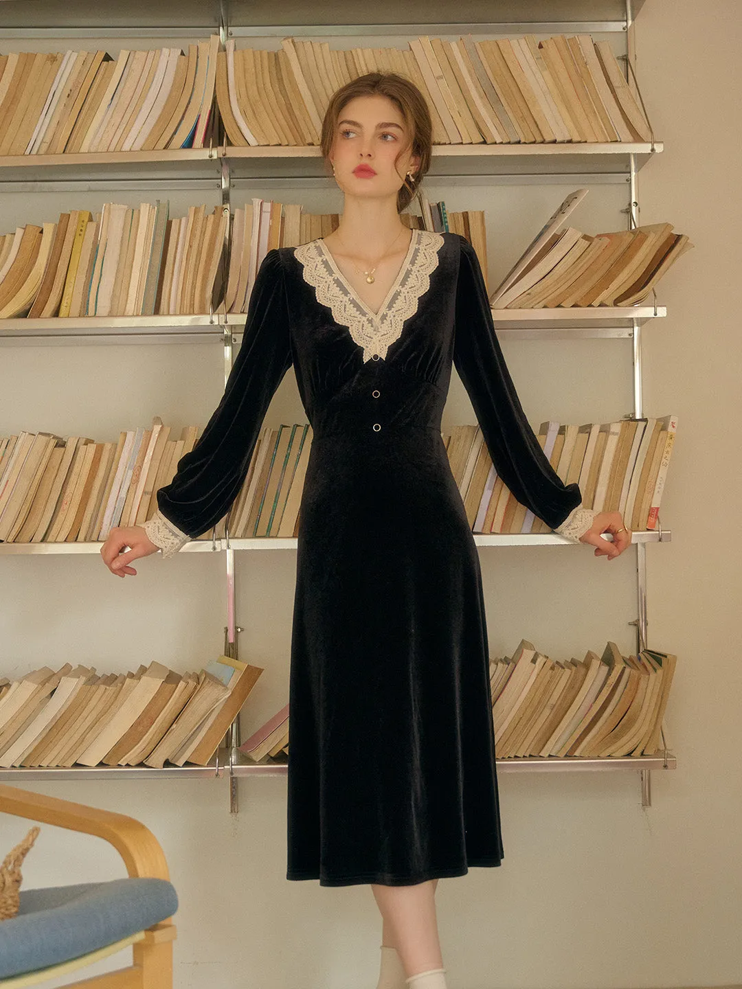 Kristen Elegant V-Neck Contrasting Lace Velvet Dress sold by Simple Retro product image thumbnail 5