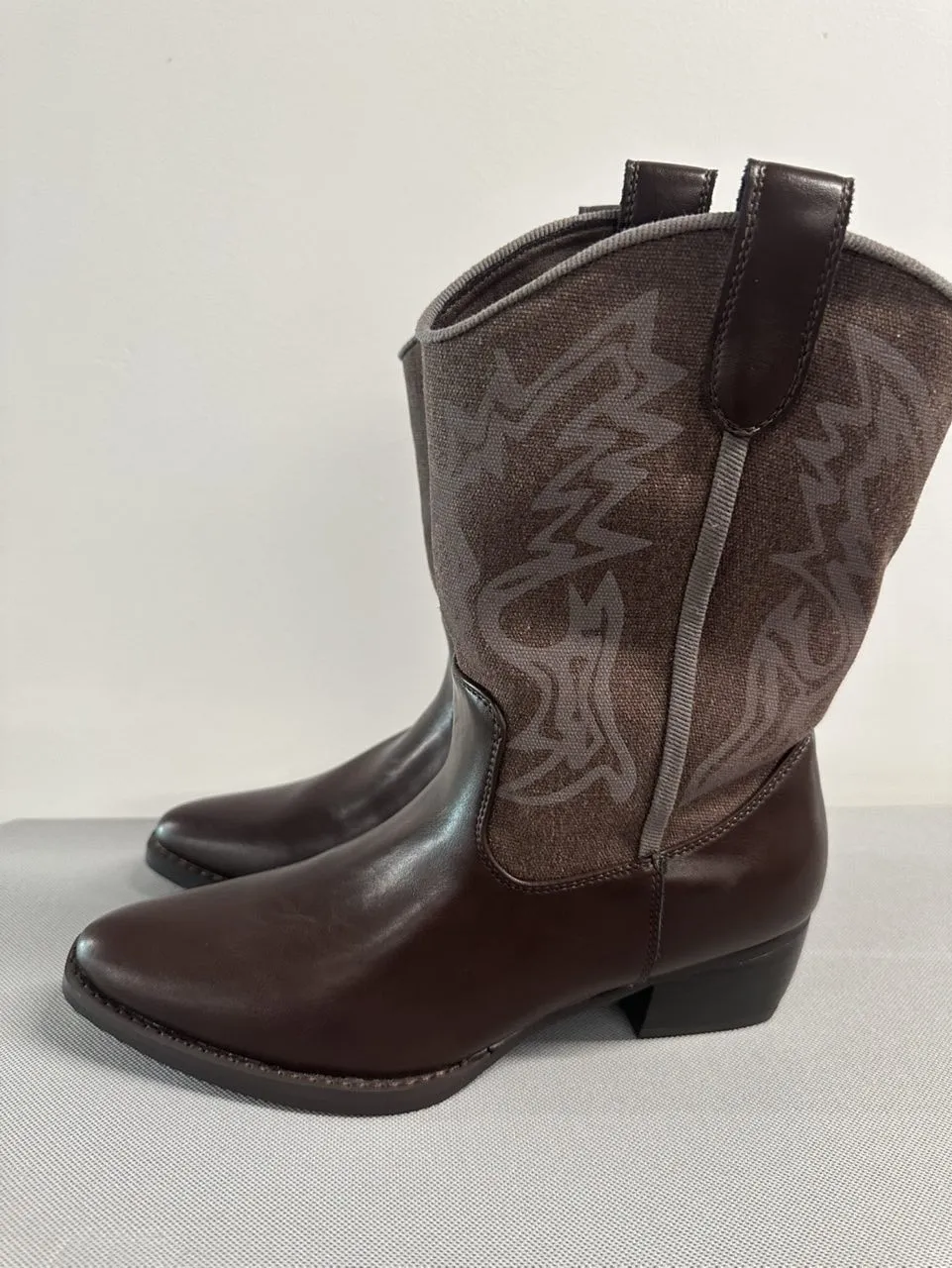 Footwear sold by Simple Retro