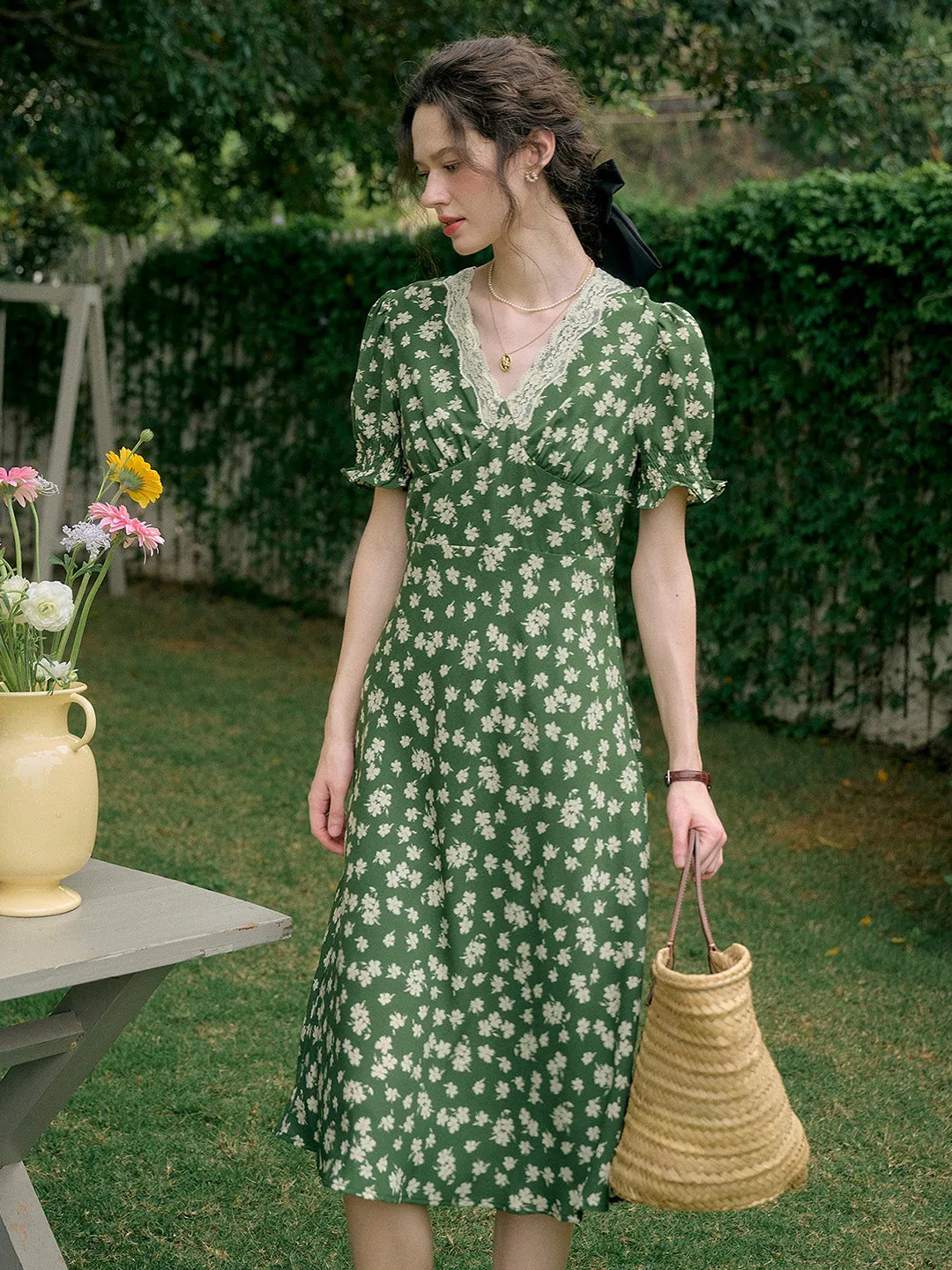 【Final Sale】Stormi Charming V-neck Lace Trimmed Floral Print Dress sold by Simple Retro product image thumbnail 5
