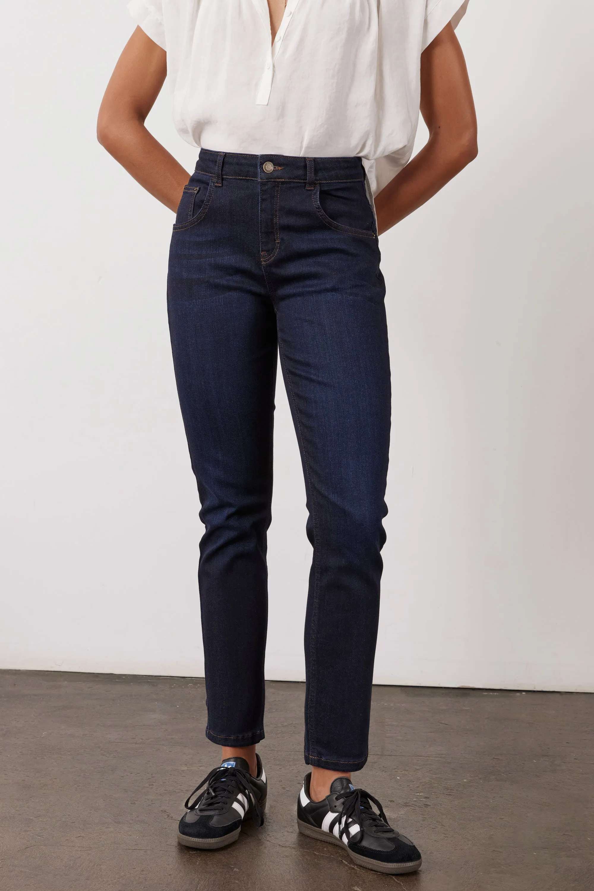 The Iconic Fitted Jeans 2.0 sold by Ruti