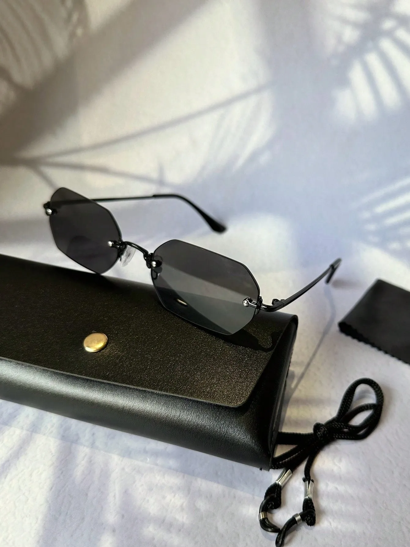 1pc Women's Geometric Pattern Copper Alloy Frameless Sunglasses, Fashionable And Sunshade, Suitable For Daily Clothing, Color Matching, Beach Vacation, Swimming Pool, Party, Casual Wear (With Glasses Box, Cleaning Cloth, Eyeglasses String) FD sold by Negative product image thumbnail 4