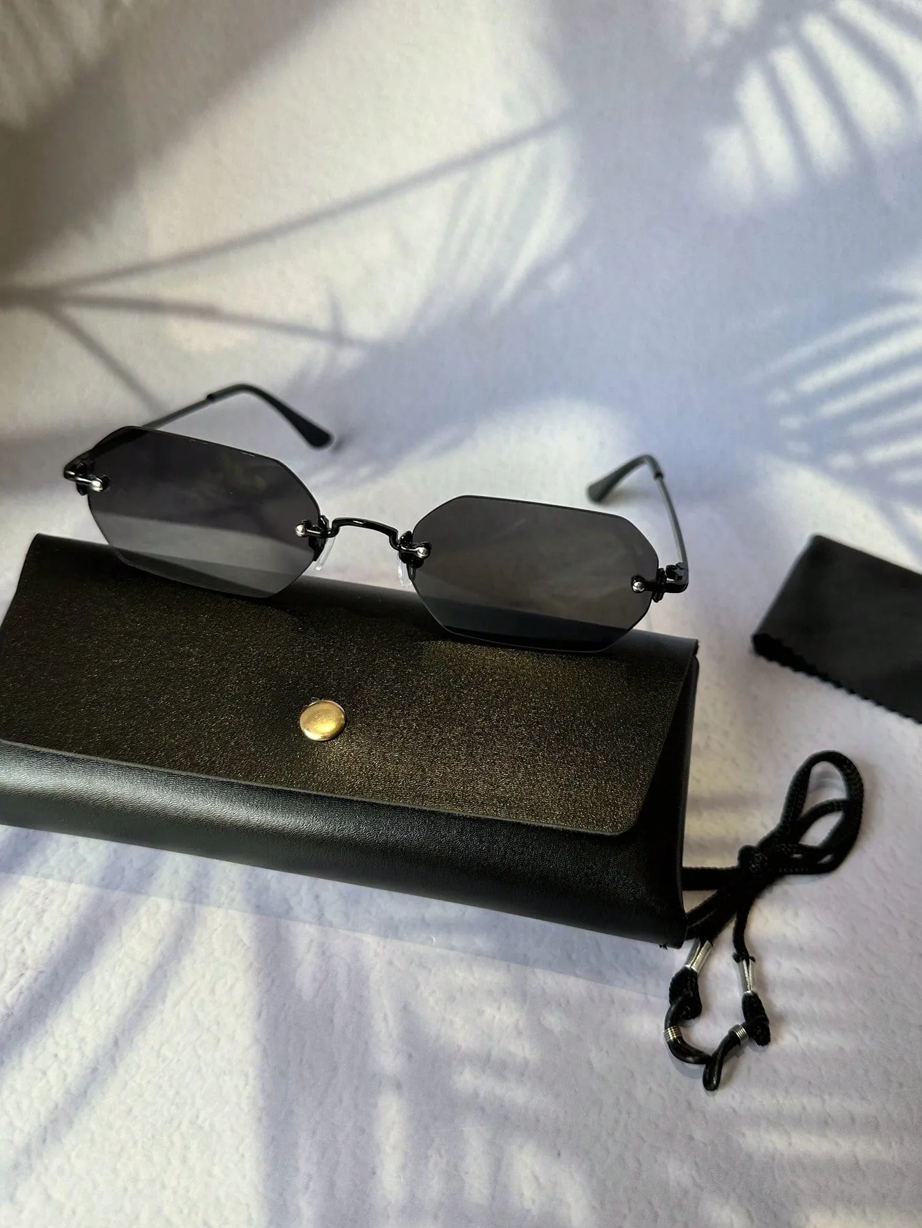 1pc Women's Geometric Pattern Copper Alloy Frameless Sunglasses, Fashionable And Sunshade, Suitable For Daily Clothing, Color Matching, Beach Vacation, Swimming Pool, Party, Casual Wear (With Glasses Box, Cleaning Cloth, Eyeglasses String) FD sold by Negative product image thumbnail 3