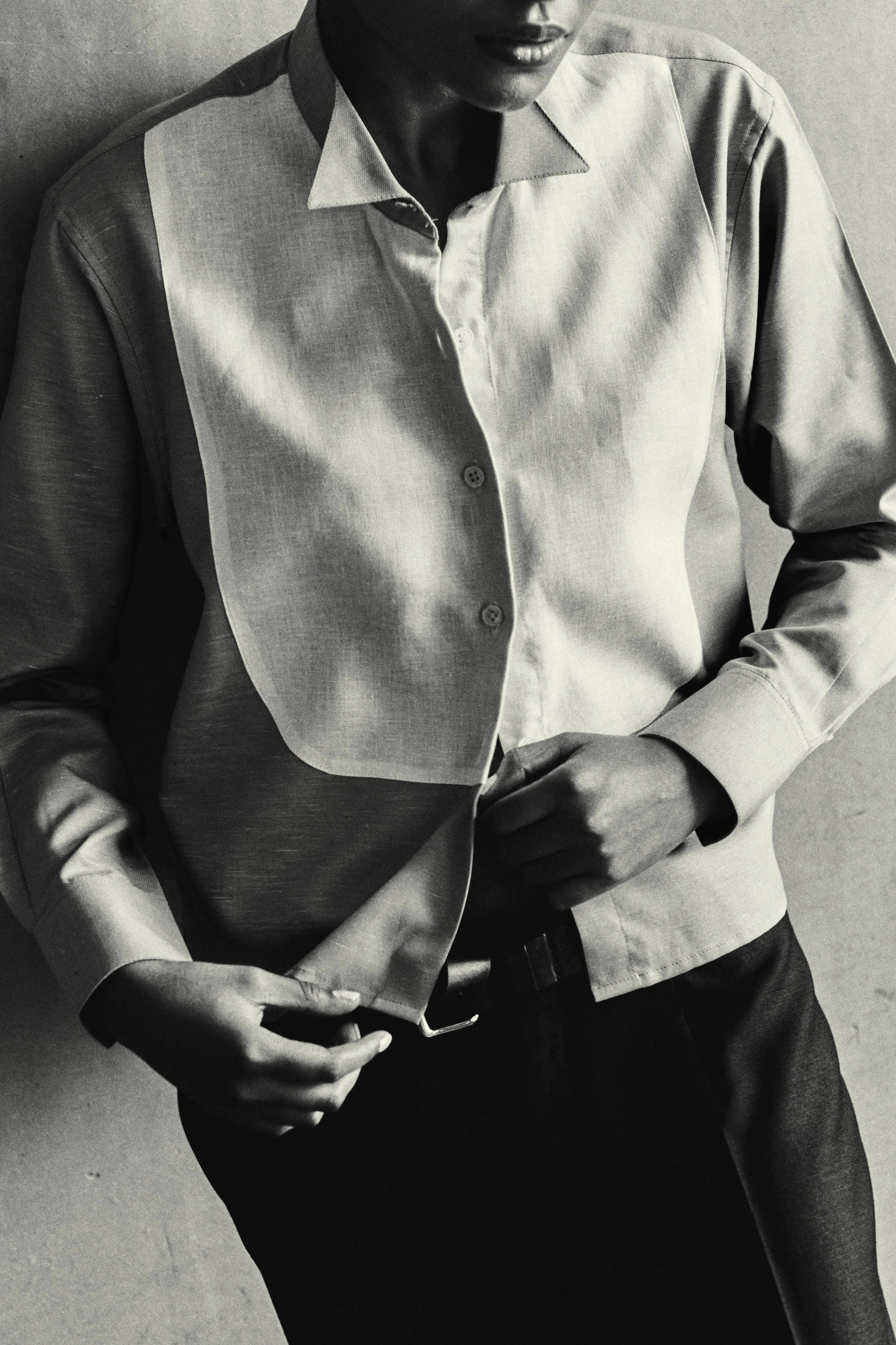 CROPPED TUXEDO SHIRT IN BLUE LINEN sold by Chava Studio product image thumbnail 5