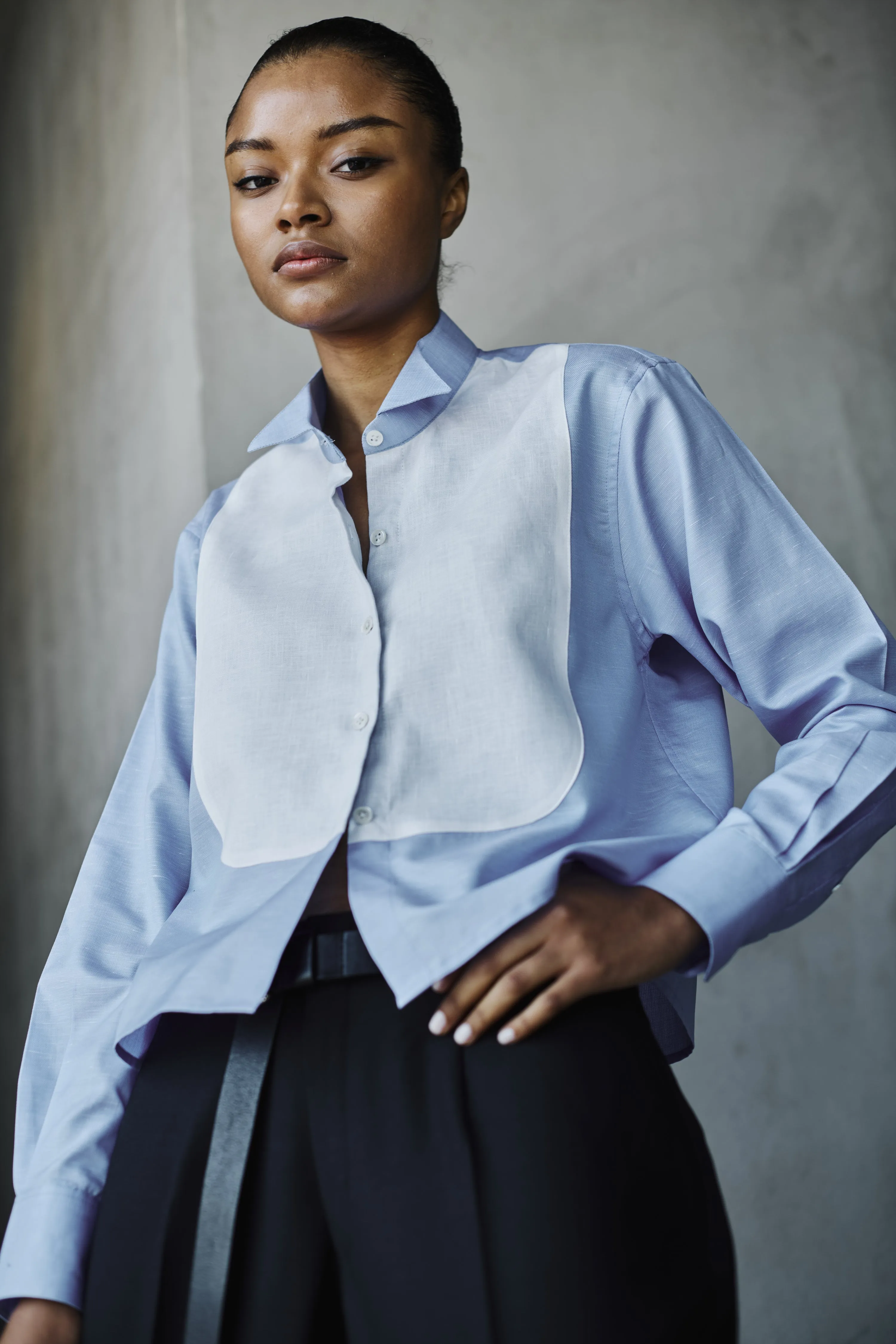 CROPPED TUXEDO SHIRT IN BLUE LINEN sold by Chava Studio product image thumbnail 2