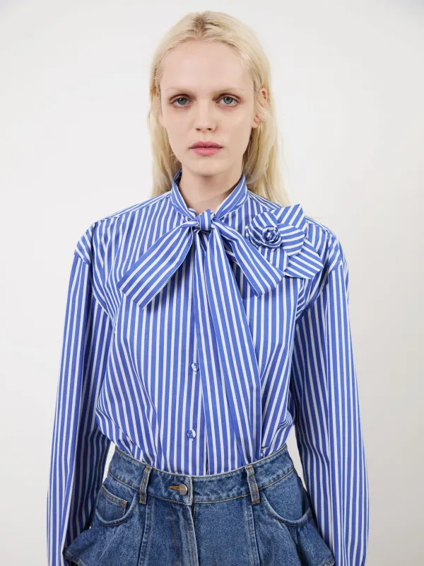 The tied Flor shirt in blue made by Aknvas