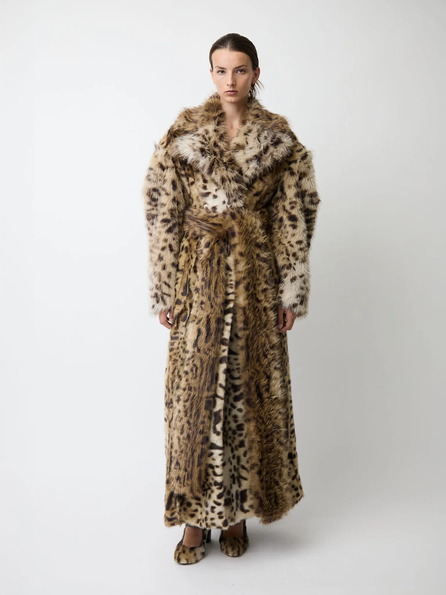 The Kassel coat in faux lynx sold by Aknvas product image thumbnail 2
