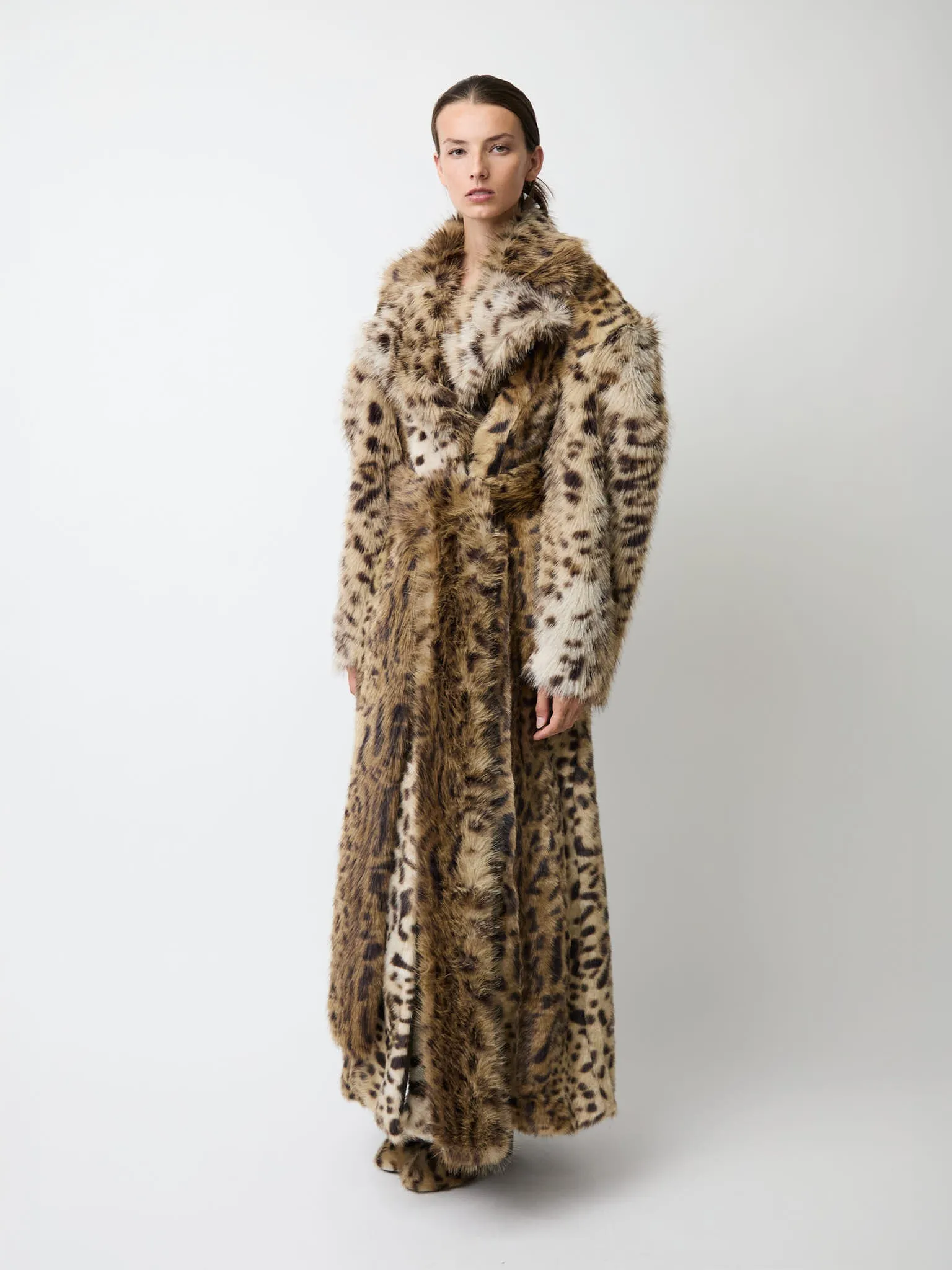 The Kassel coat in faux lynx sold by Aknvas product image thumbnail 3