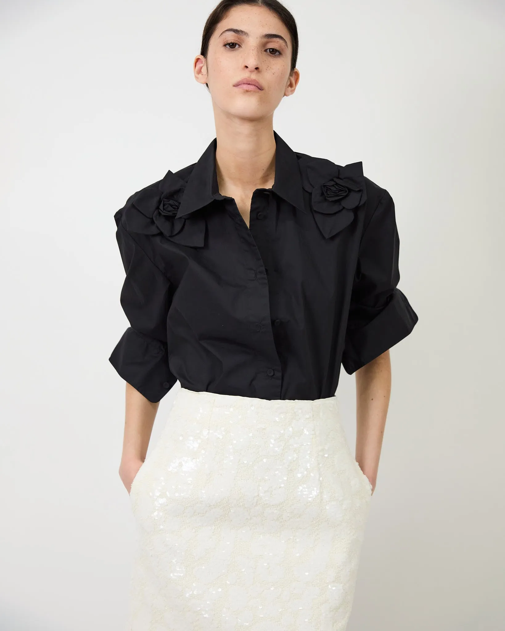 The Flor shirt in black sold by Aknvas