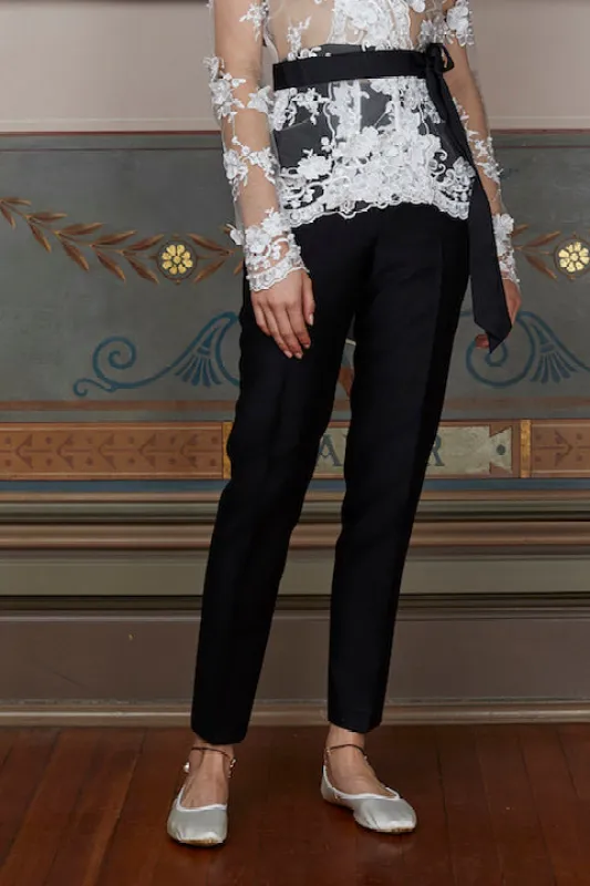 Non chalant Trouser in black made by macgraw