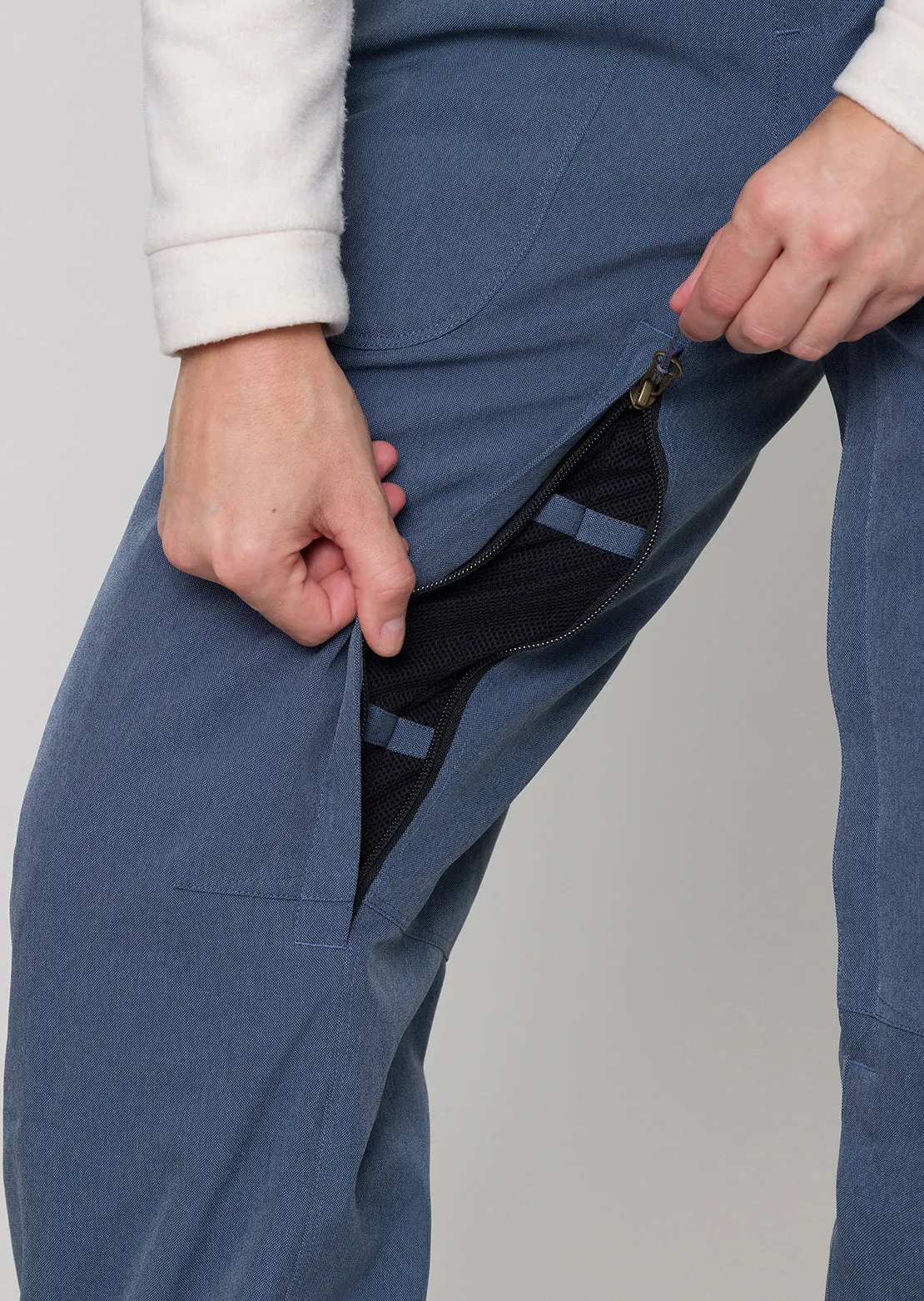 686 Women's Black Magic Bib Pants sold by Prfo product image thumbnail 3