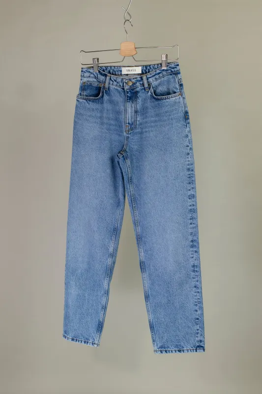 allison cropped jeans sold by grays toronto