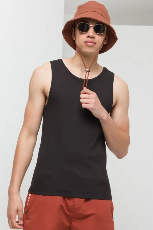 Rib vest black sold by Ackermas