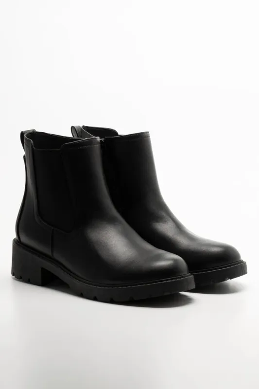 Chealsea Boots Black sold by Ackermas