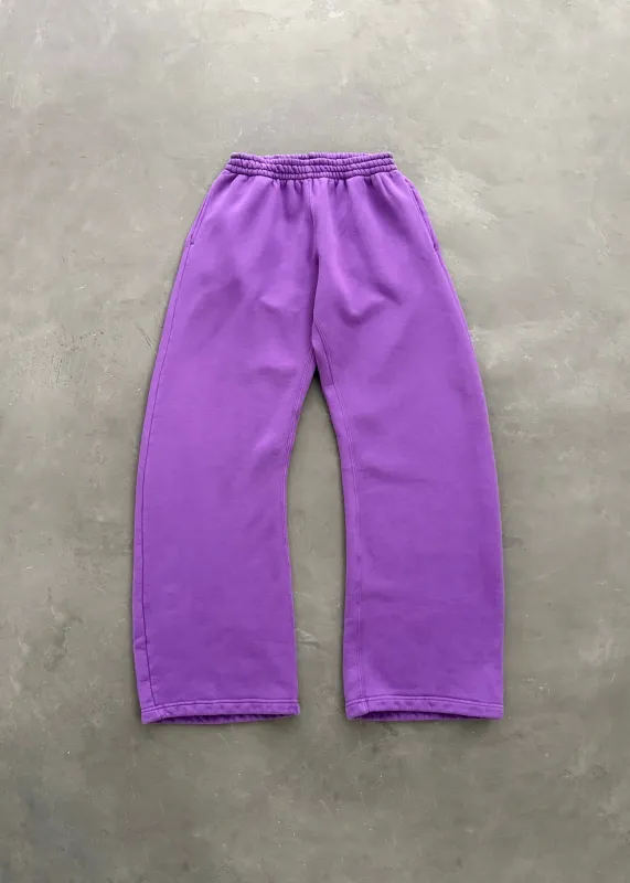 STRAIGHT-LEG SWEATPANTS - PLUM made by Akimbo