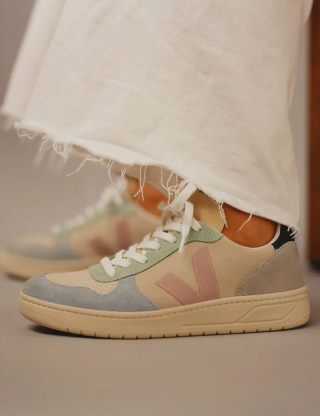 Womens Veja V-10 Suede - Multico/Natural/Babe sold by Article London product image thumbnail 2