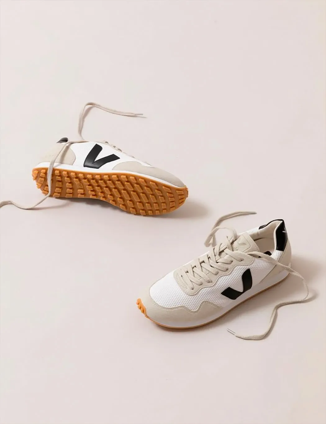 Veja SDU Alveomesh Trainers (Vegan) - White/Black/Natural sold by Article London product image thumbnail 2