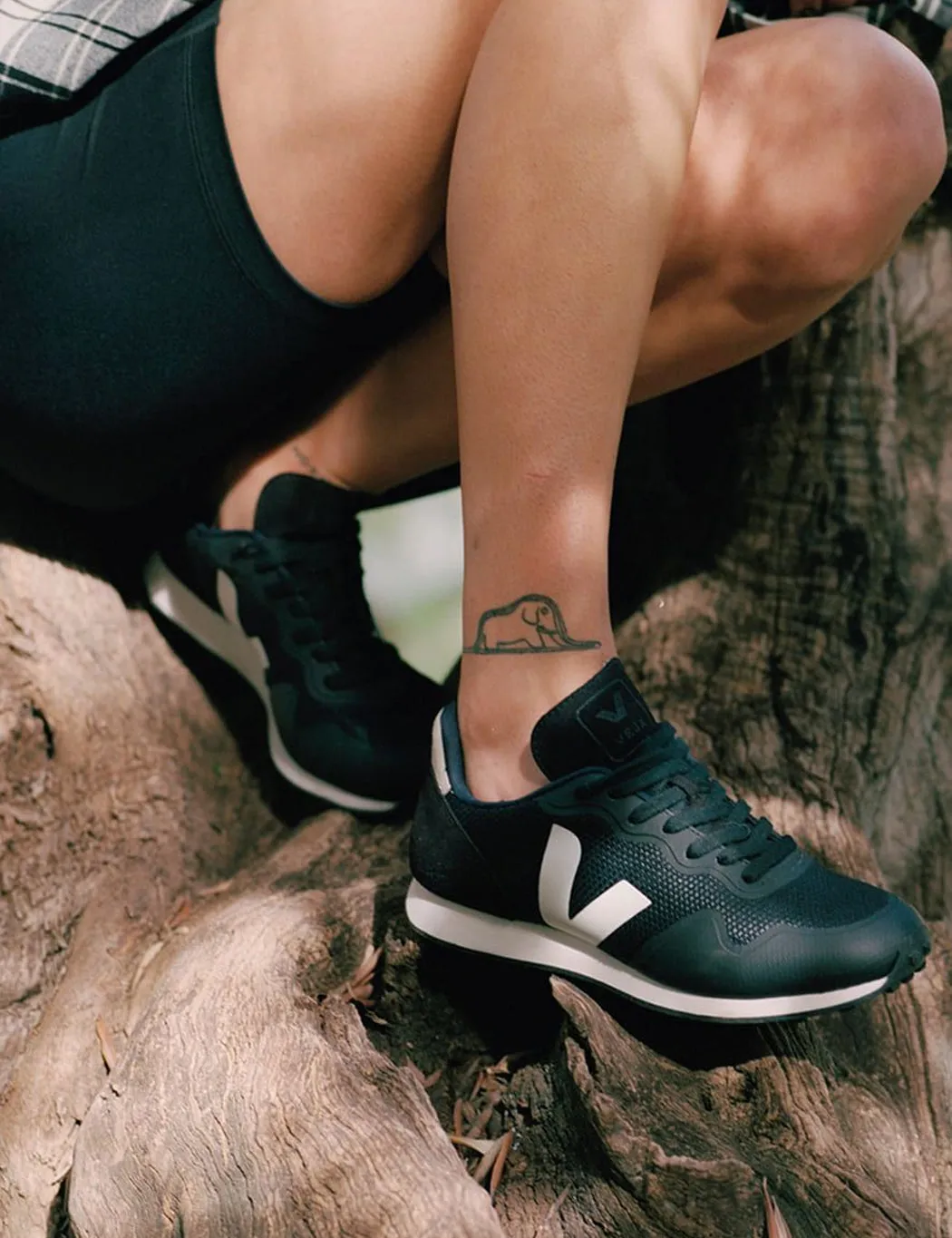 Veja SDU RT B-Mesh Trainers (Vegan) - Black/Natural sold by Article London product image thumbnail 2