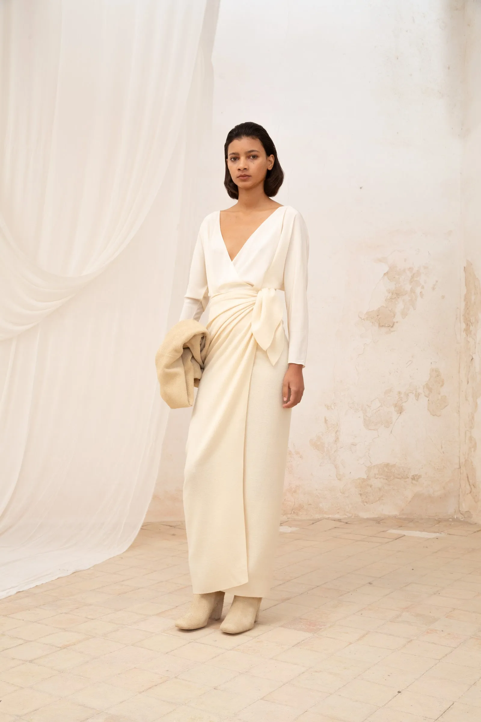 Sara, blusa cruzada en seda crudo sold by Cortana product image thumbnail 5