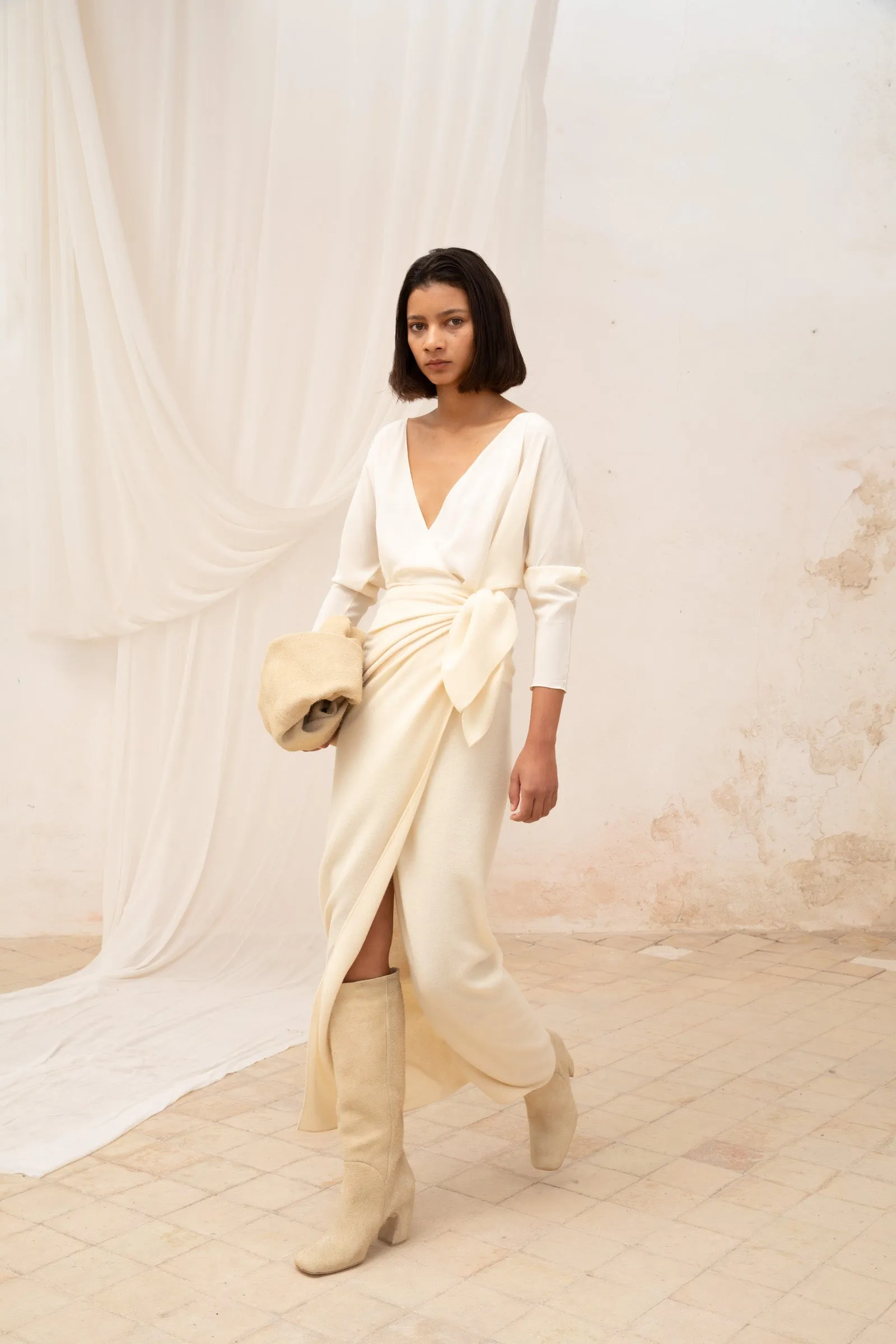 Sara, blusa cruzada en seda crudo sold by Cortana product image thumbnail 4