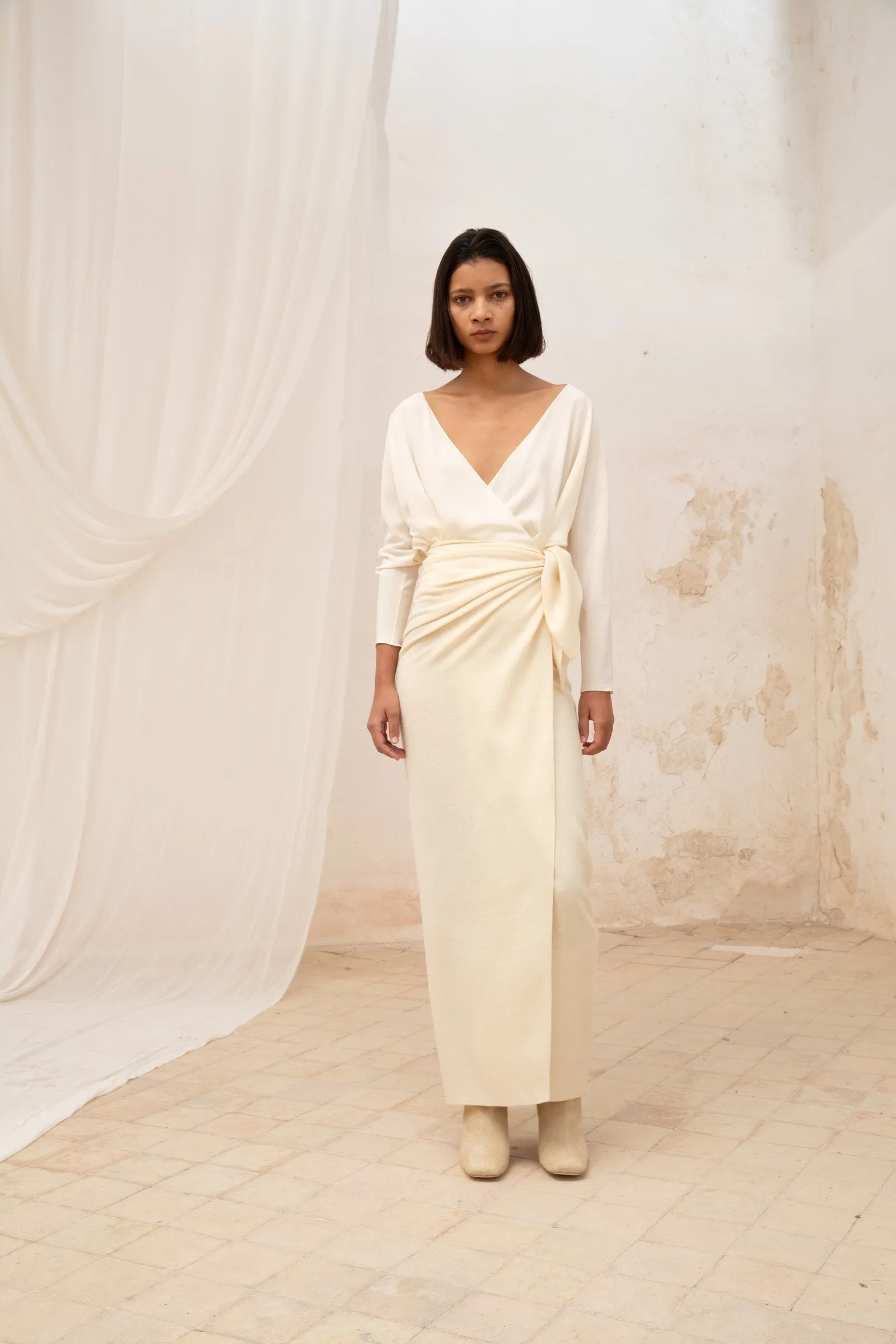 Sara, blusa cruzada en seda crudo sold by Cortana product image thumbnail 3