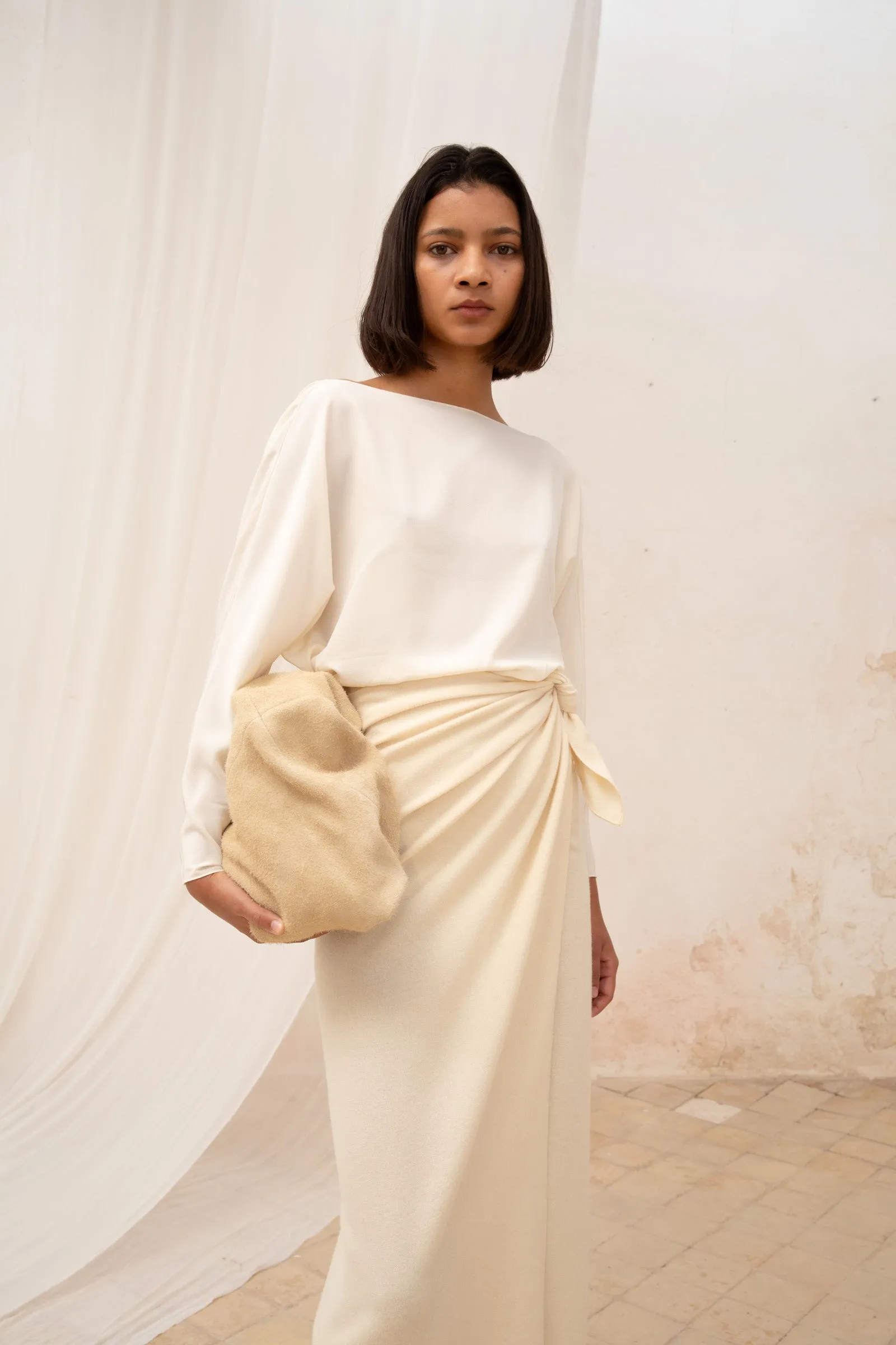 Sara, blusa cruzada en seda crudo sold by Cortana product image thumbnail 2