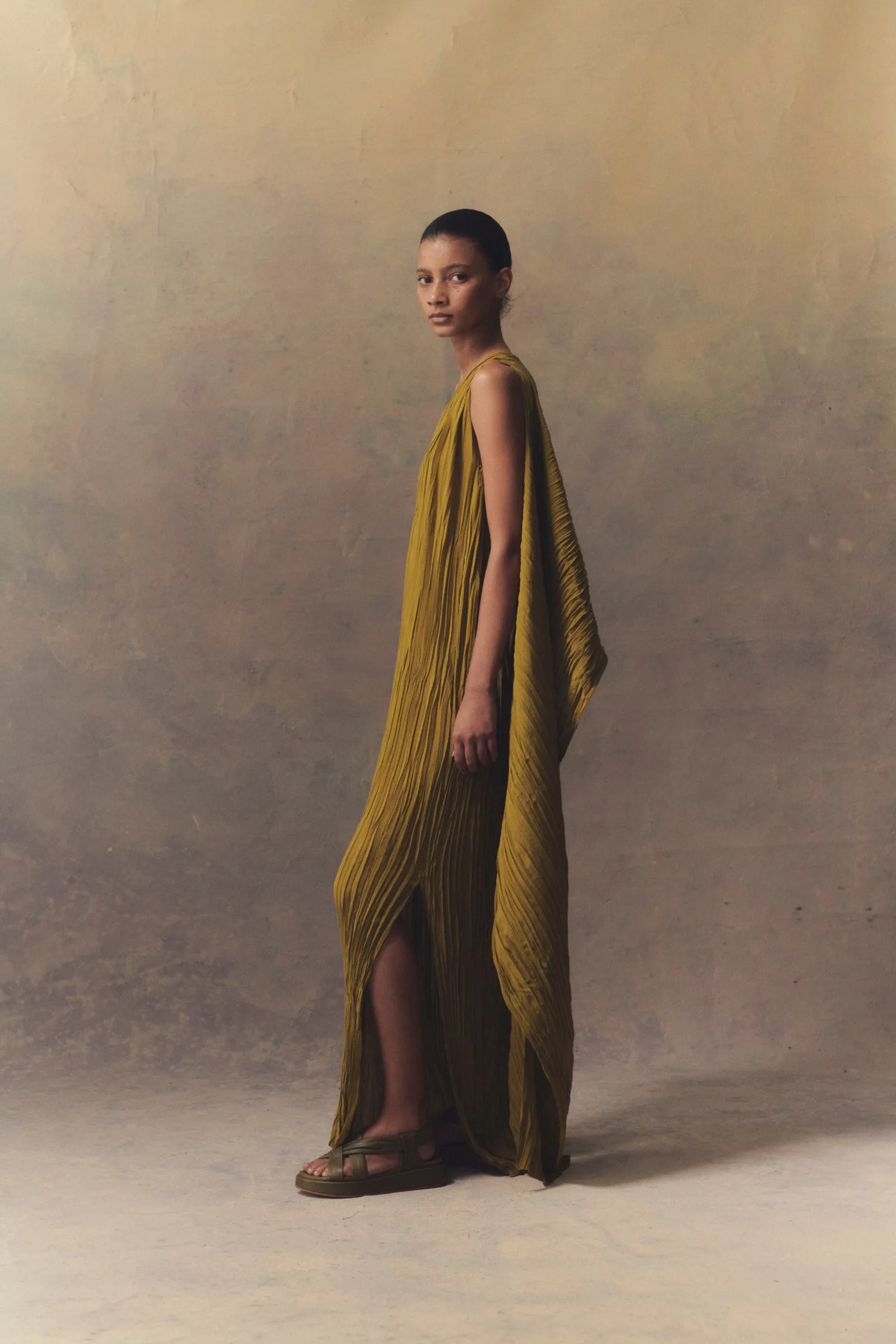 Rita, vestido largo en seda verde oliva sold by Cortana product image thumbnail 5