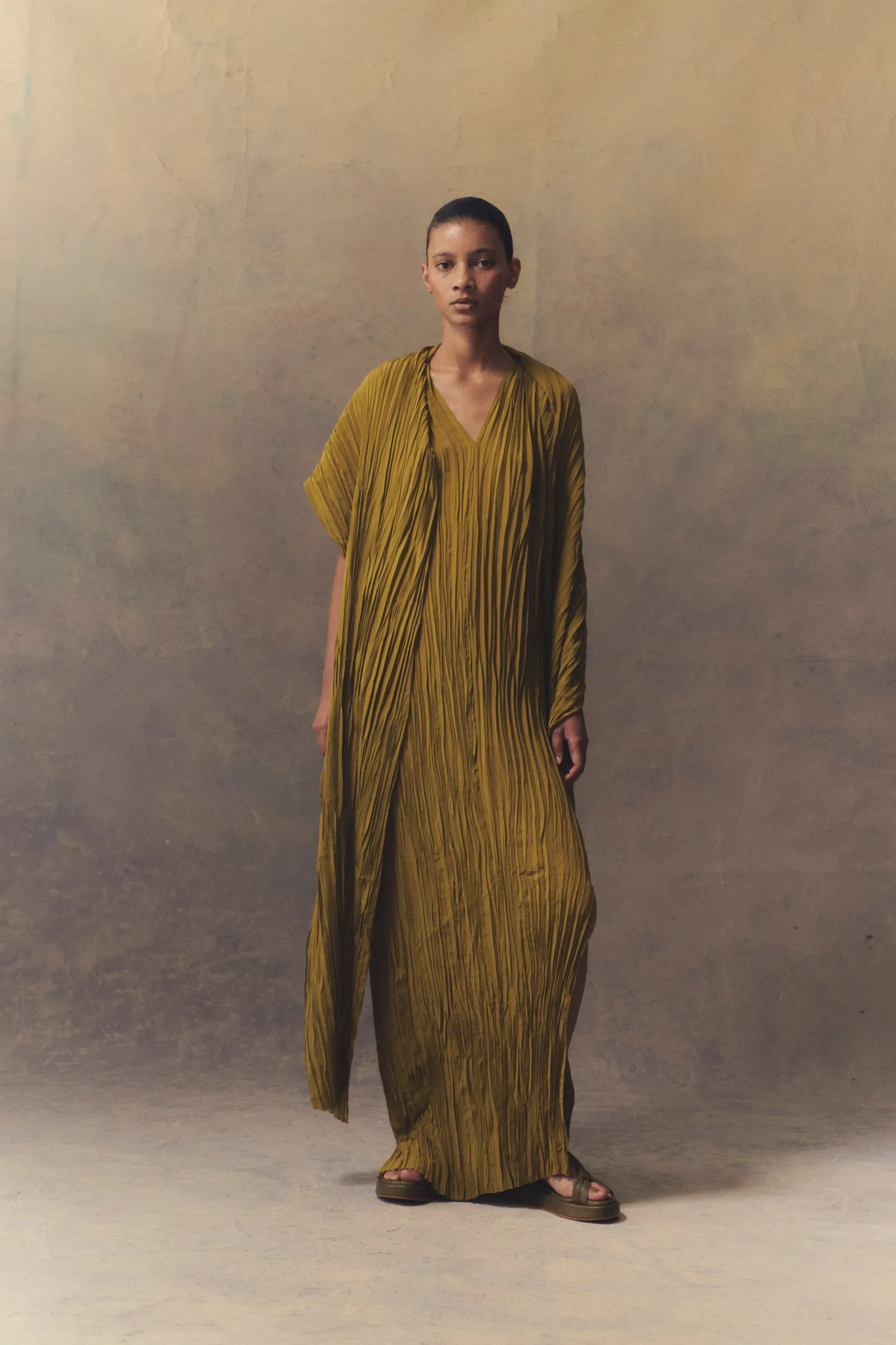 Rita, vestido largo en seda verde oliva sold by Cortana product image thumbnail 2