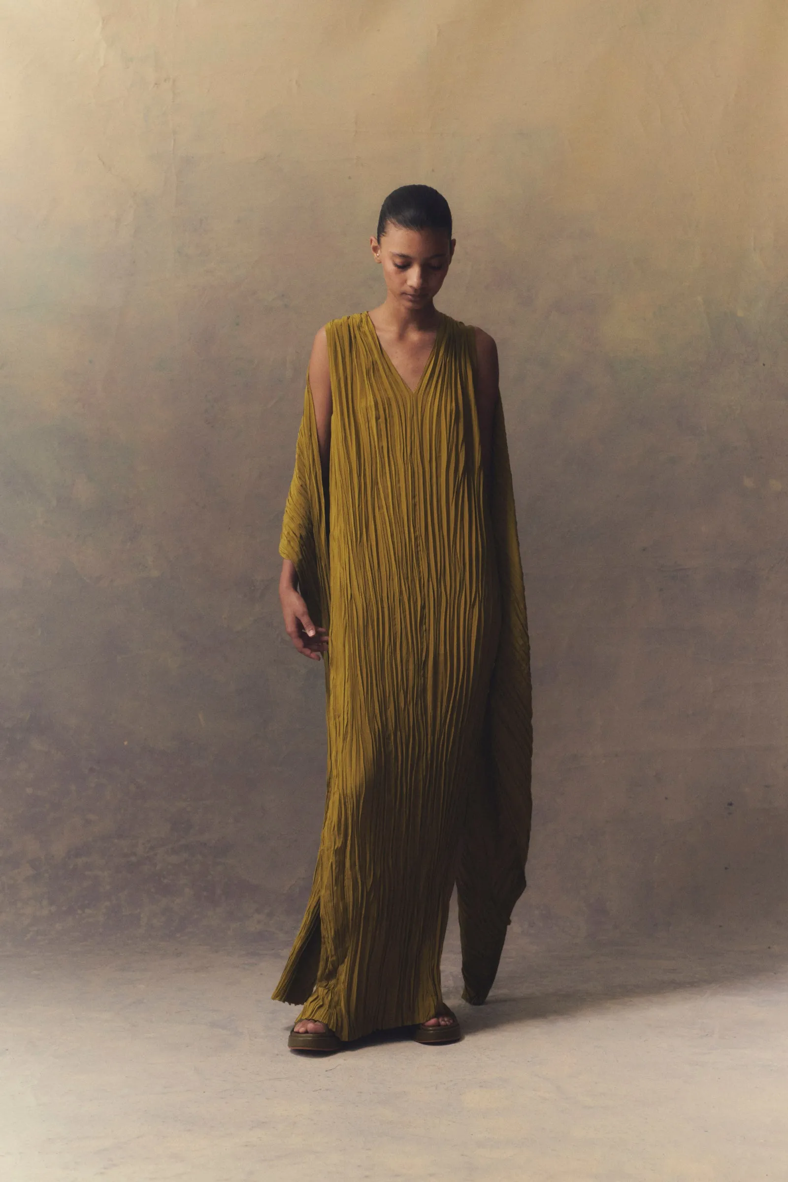 Rita, vestido largo en seda verde oliva sold by Cortana product image thumbnail 3