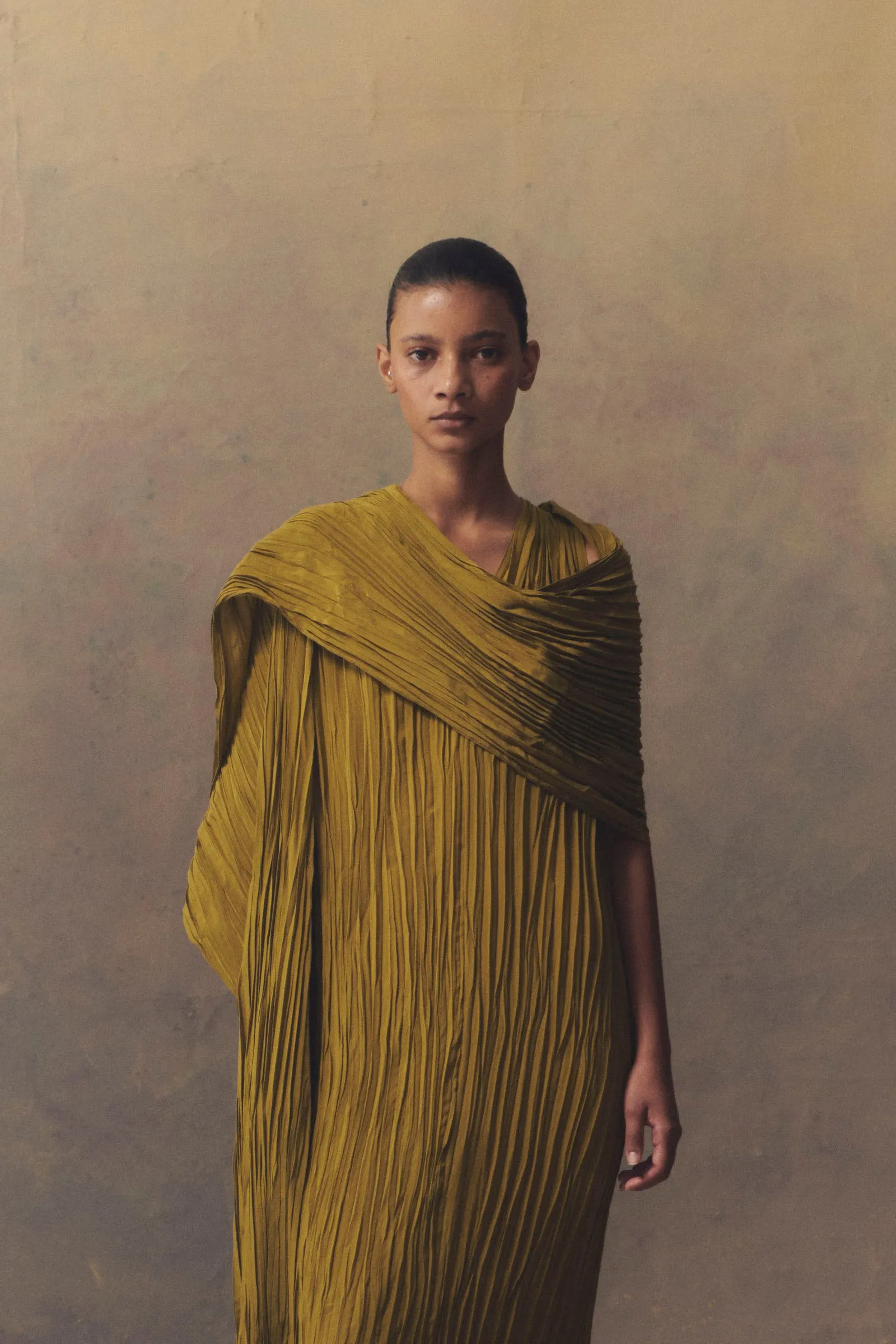 Rita, vestido largo en seda verde oliva sold by Cortana product image thumbnail 4