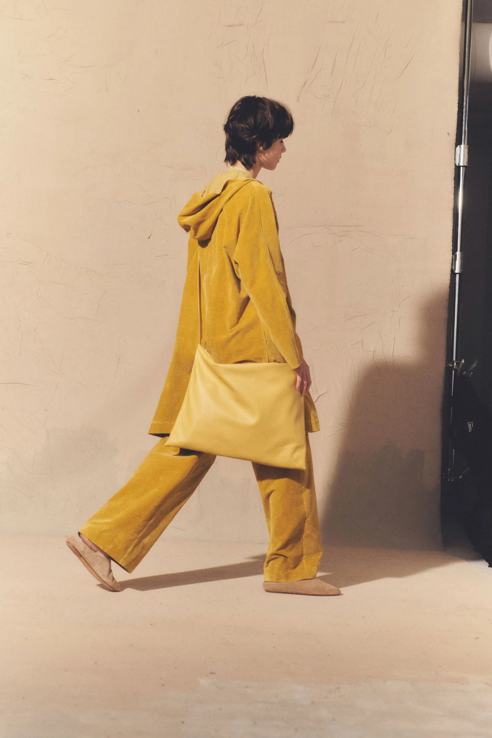 Leandra, pantalon en terciopelo dorado sold by Cortana product image thumbnail 3