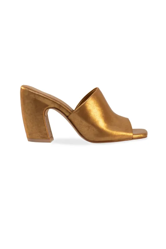 Janis, mules en dorado sold by Cortana