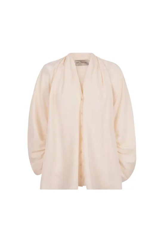 Medina, blusa en seda marfil sold by Cortana