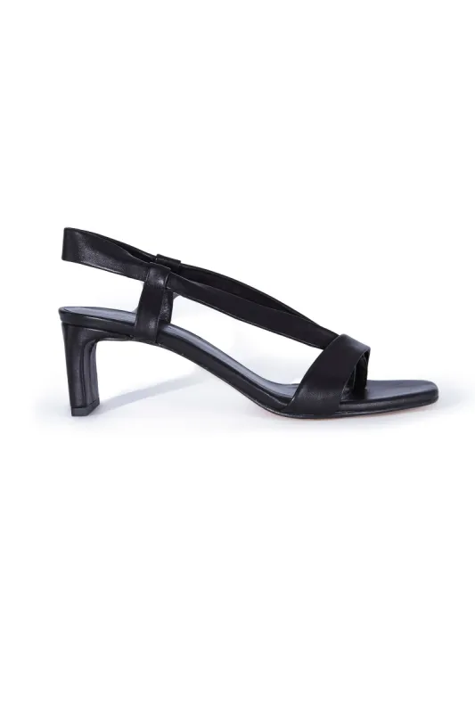 Fedra, sandalias negras en cuero negro sold by Cortana