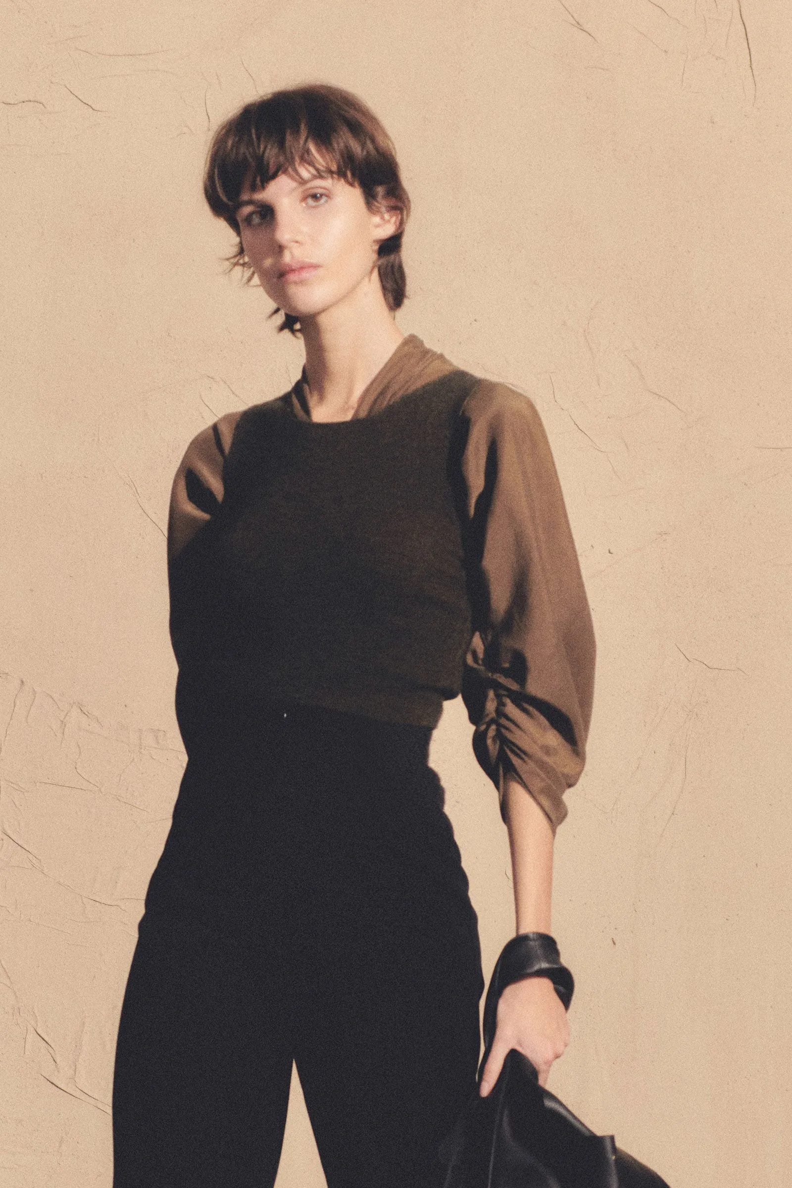 Medina, blusa en seda avellana sold by Cortana product image thumbnail 3