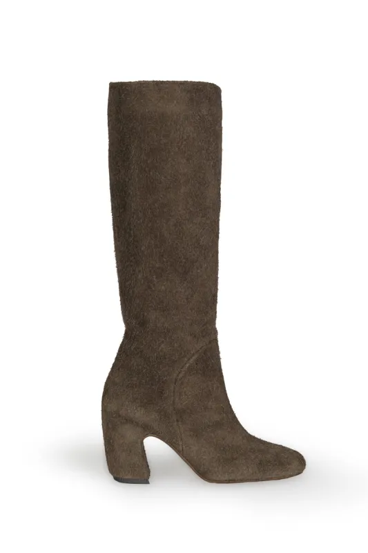 Milla, bota alta en ante cepillado grafito sold by Cortana
