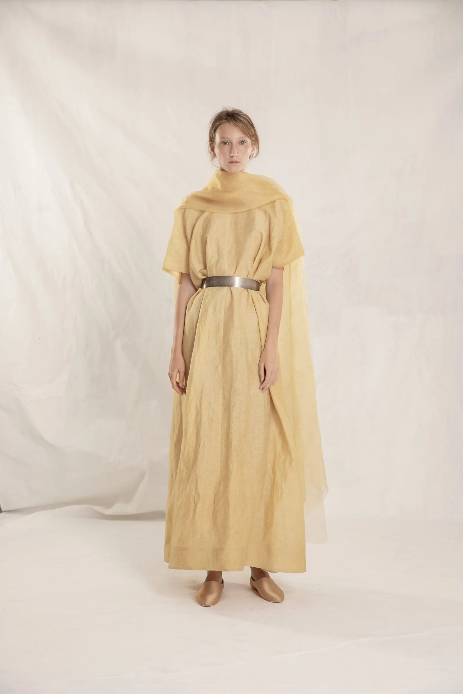 Paper, vestido largo en lino y seda dorado sold by Cortana product image thumbnail 4