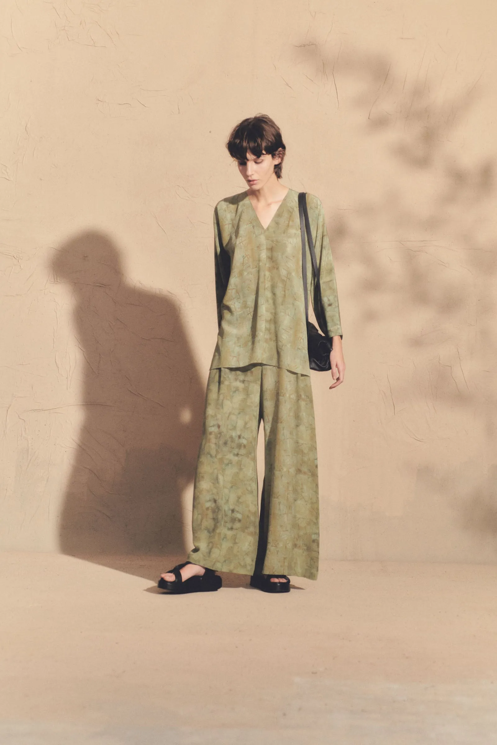 Amina, pantalón en seda amantis print sold by Cortana product image thumbnail 4