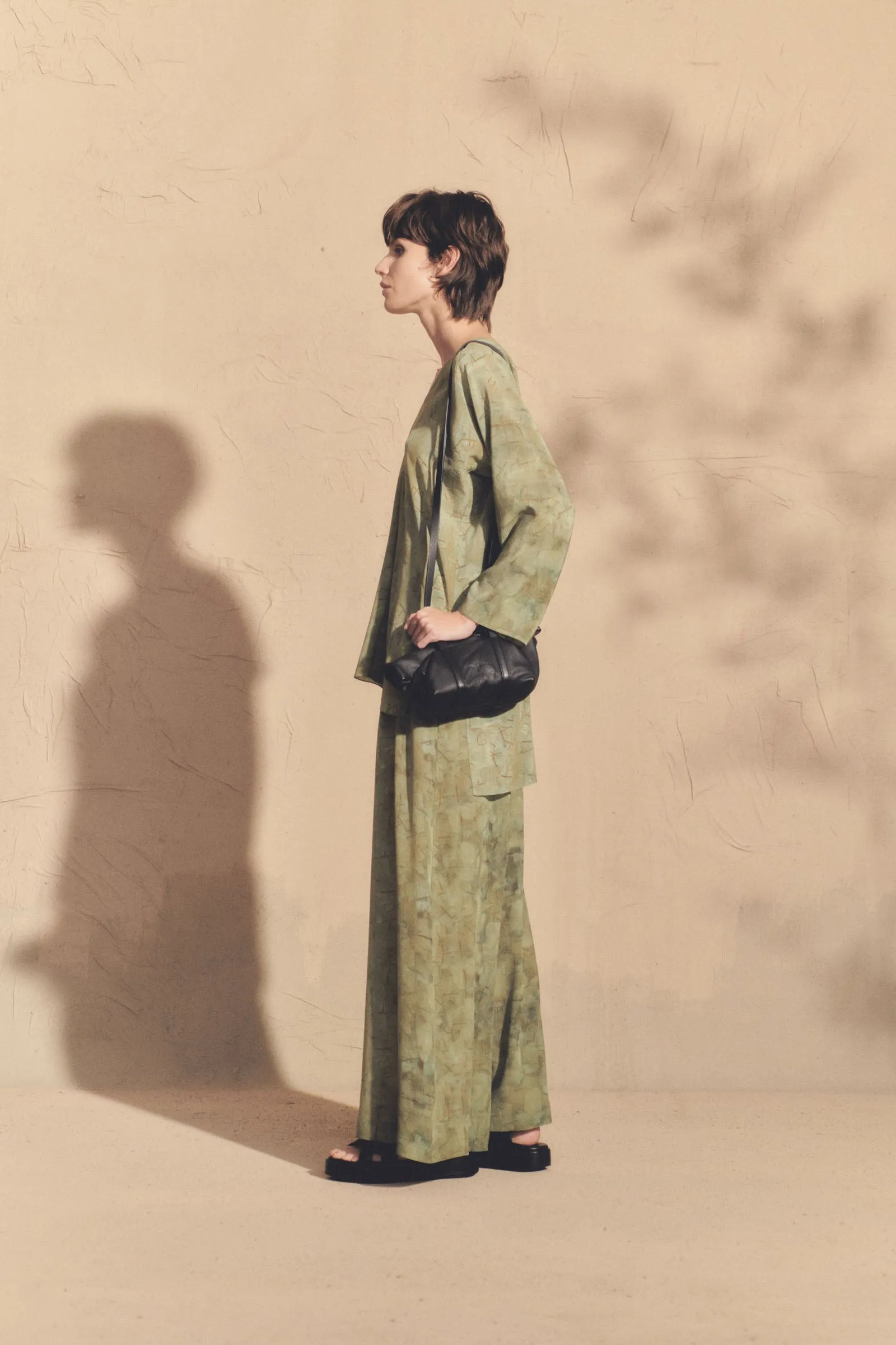 Amina, pantalón en seda amantis print sold by Cortana product image thumbnail 3