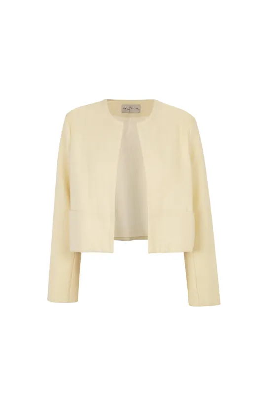Jackie, chaqueta corta en lana de yak marfil sold by Cortana