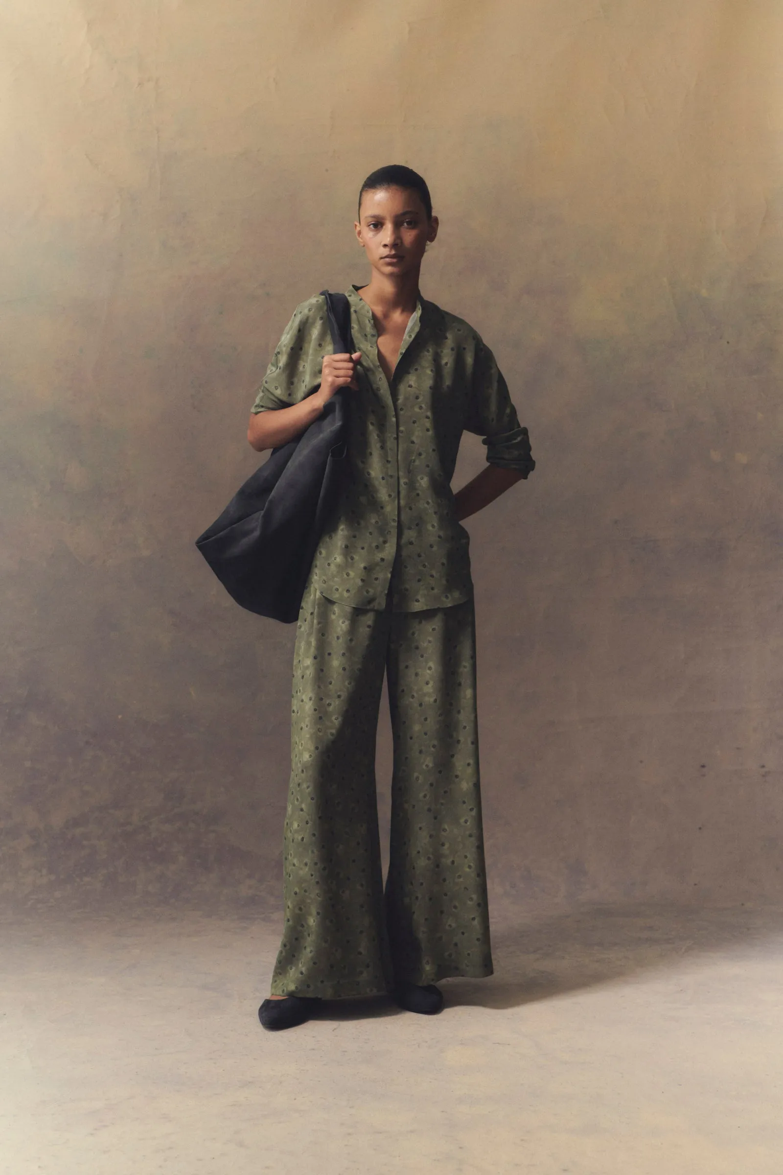 U XL, bolso en ante grafito sold by Cortana product image thumbnail 3