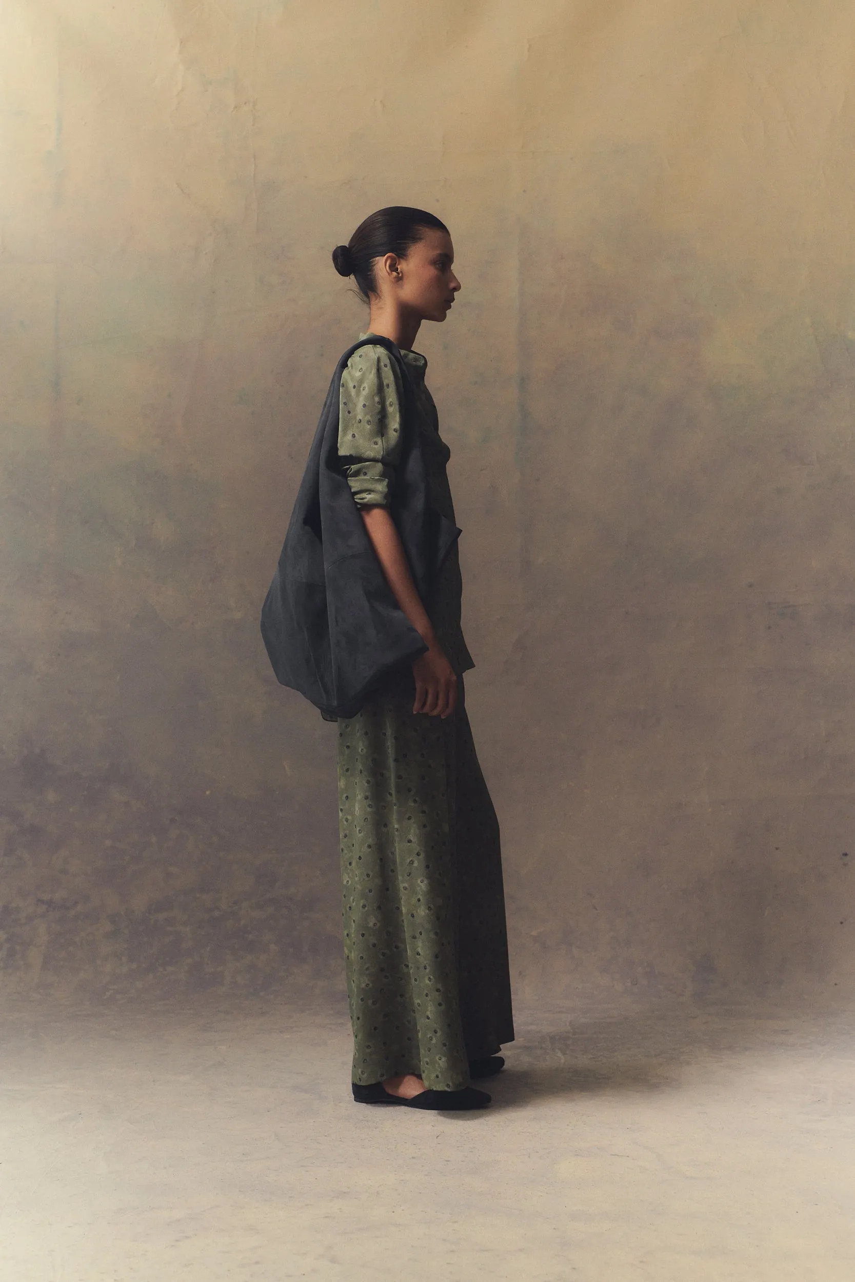 U XL, bolso en ante grafito sold by Cortana product image thumbnail 4