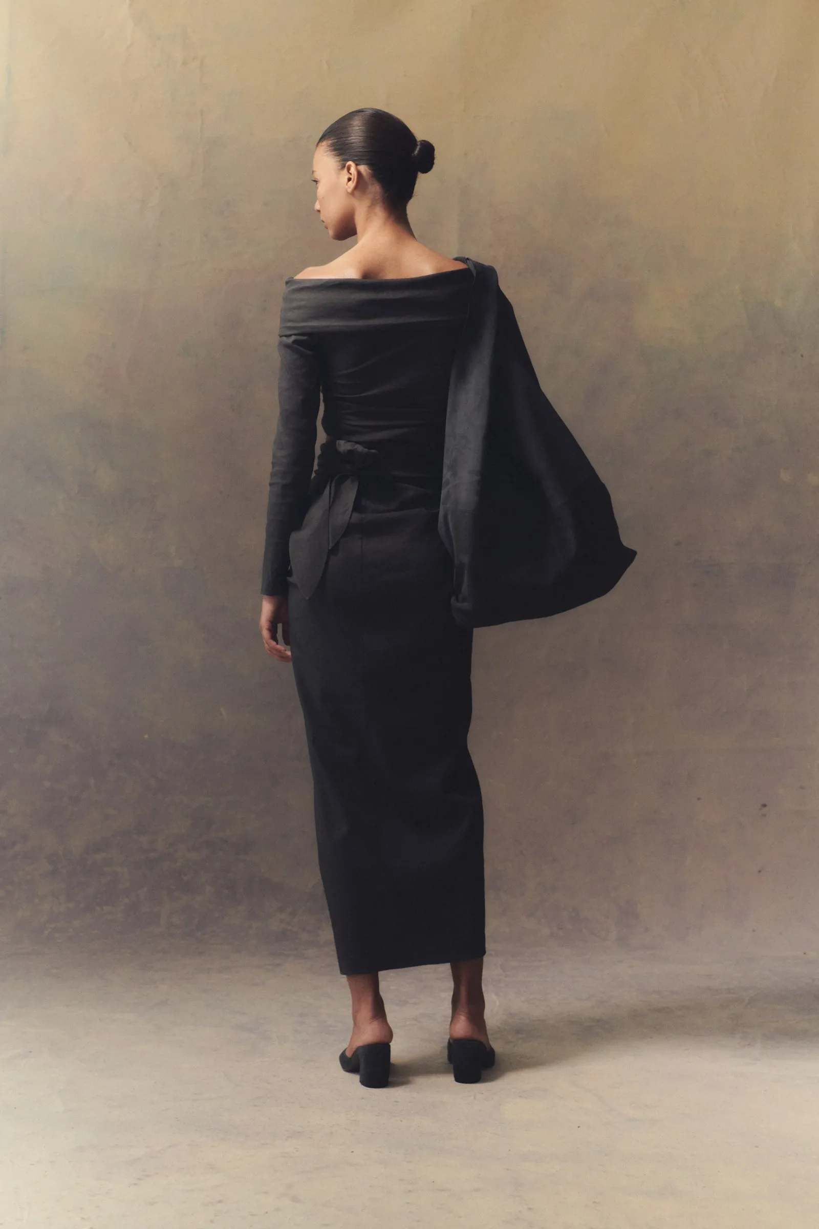 U XL, bolso en ante grafito sold by Cortana product image thumbnail 5