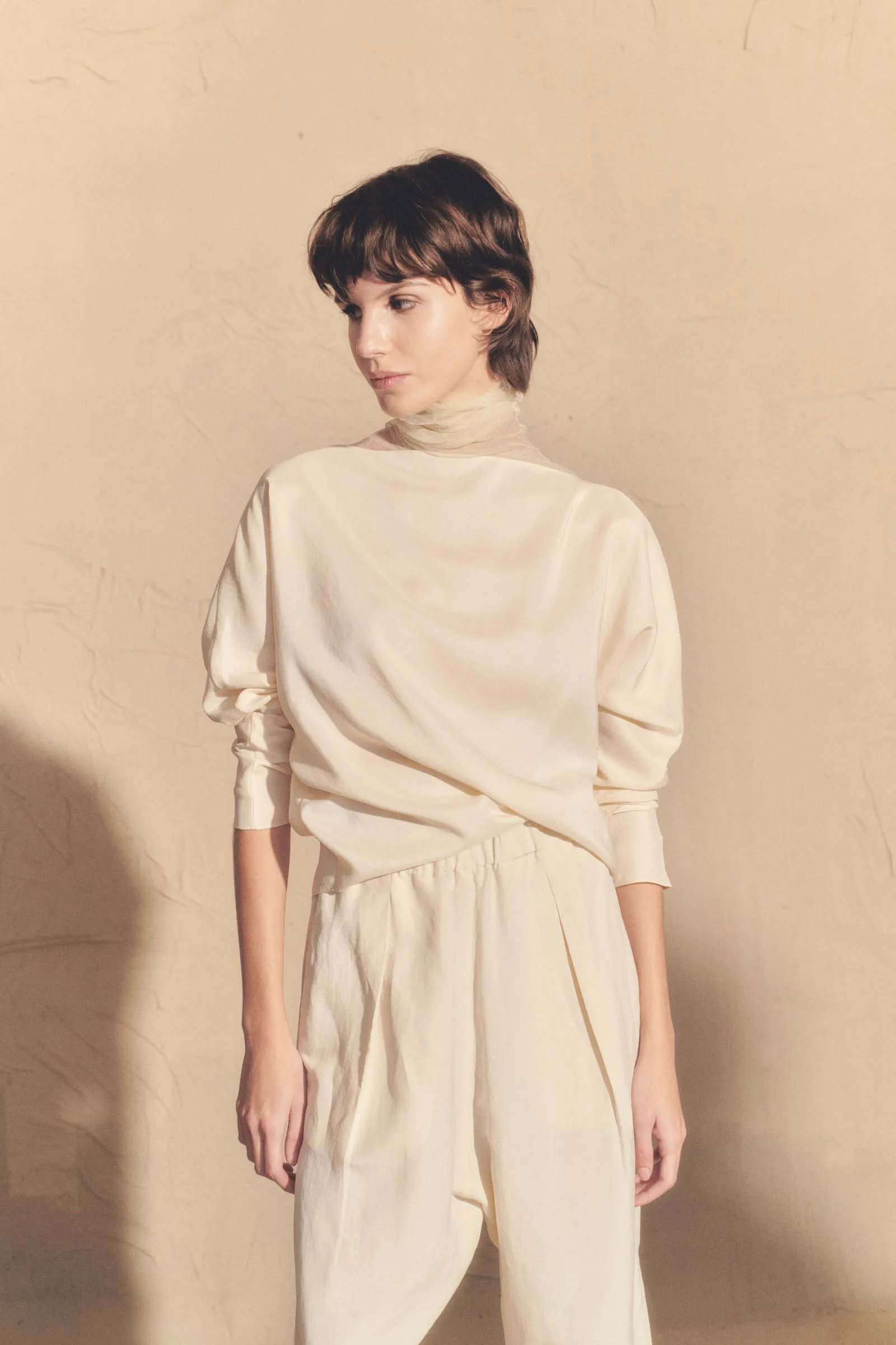 Pune, top en seda gris humo sold by Cortana product image thumbnail 5