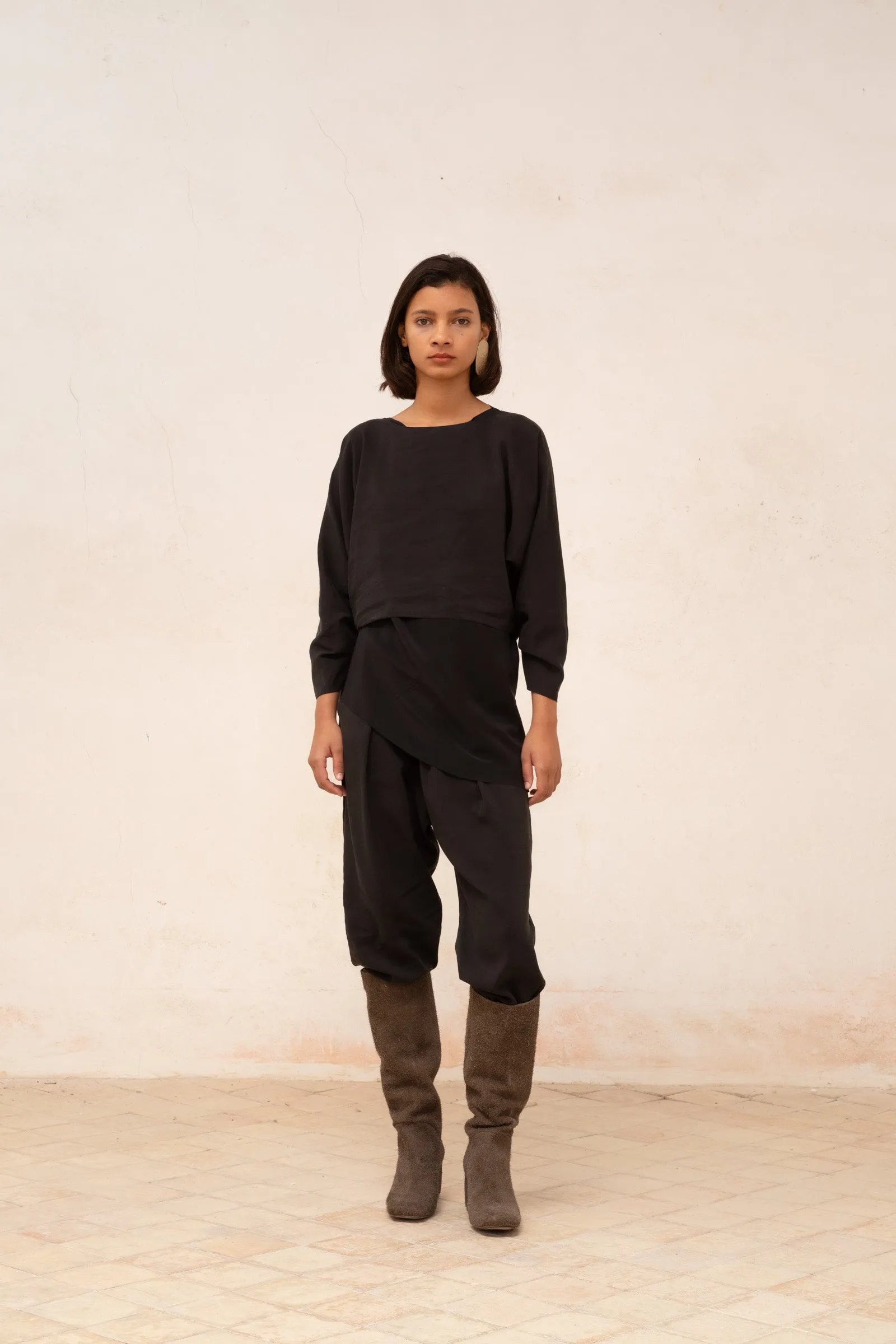 Amelia, top holgado en lino y seda negro sold by Cortana product image thumbnail 2