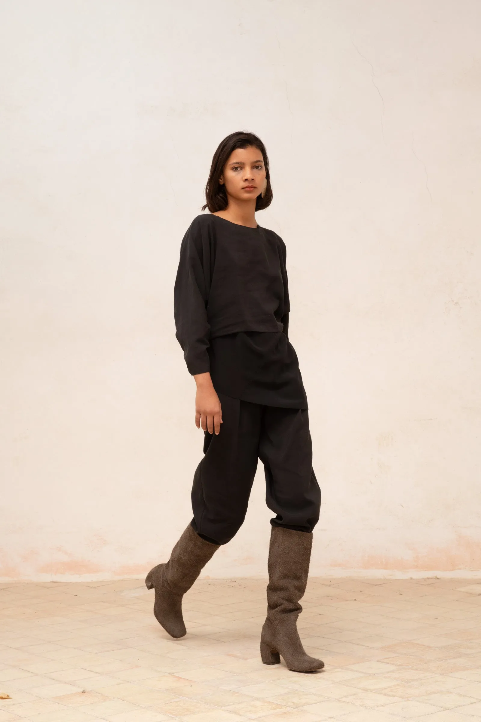 Amelia, top holgado en lino y seda negro sold by Cortana product image thumbnail 3