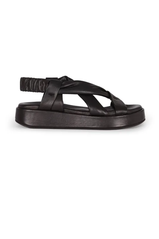 Suro, sandalia en cuero negro sold by Cortana