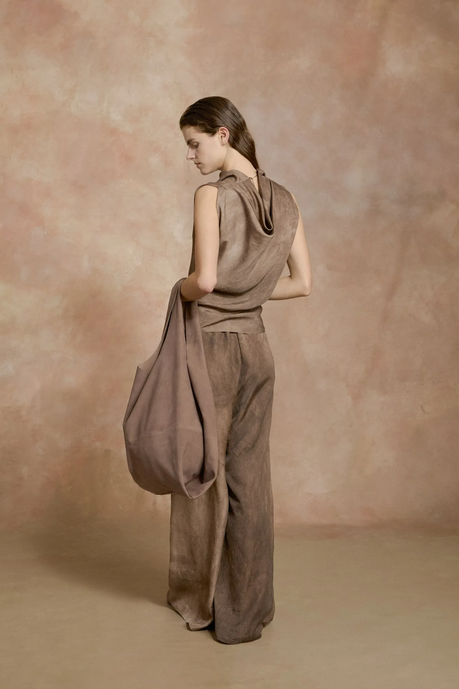 U XL, bolso de ante cacao sold by Cortana product image thumbnail 4