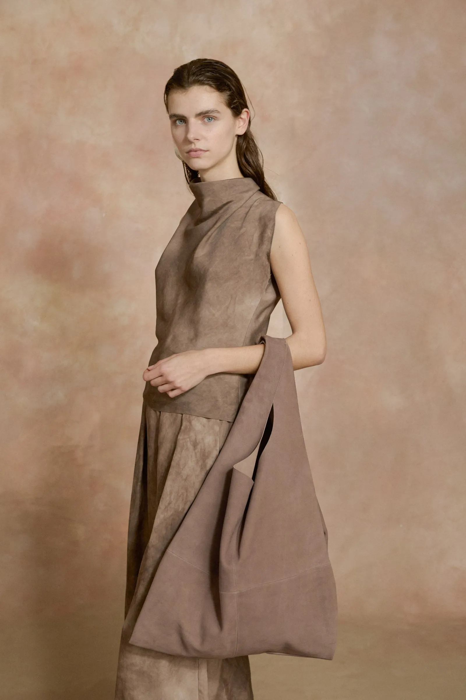 U XL, bolso de ante cacao sold by Cortana product image thumbnail 2