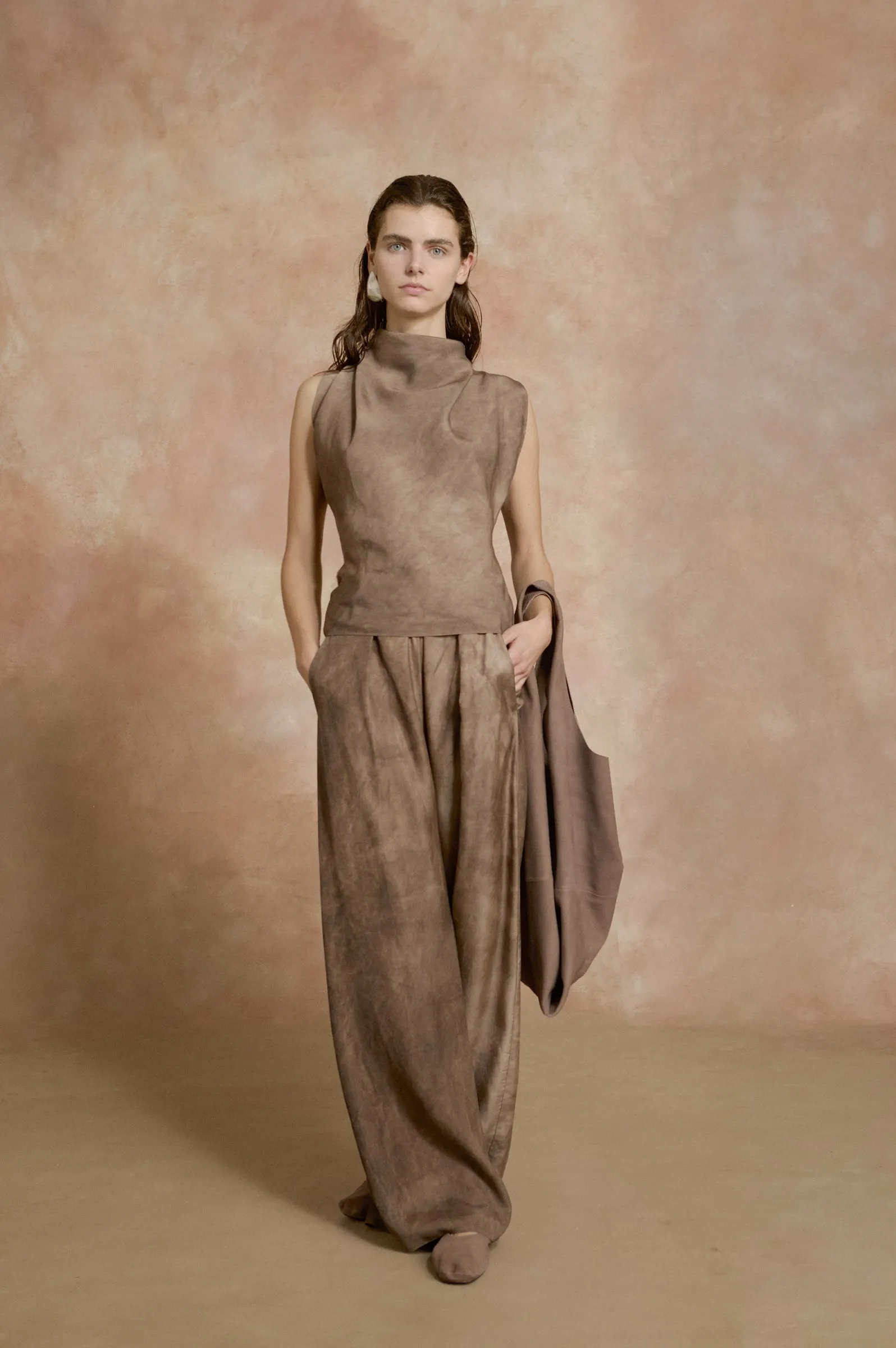 U XL, bolso de ante cacao sold by Cortana product image thumbnail 3