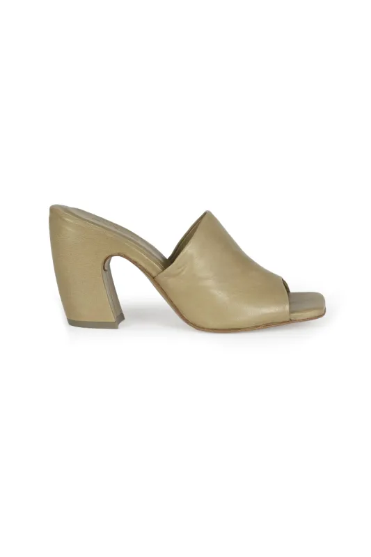 Janis, mules en verde sold by Cortana